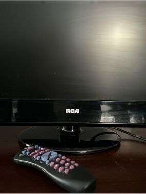 Vtg Retro Gaming RCA Black 19”LED TV with original  Remote